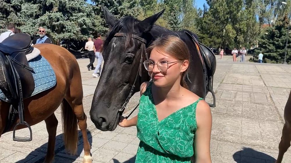 Огромные очереди, кони у участков и бесплатные сладости: Как проходят выборы на новых территория России