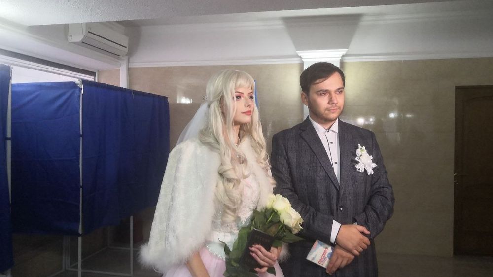 Молодожены на участках, полевая кухня и обстрелы ВСУ: Как проходит второй день выборов на новых территориях России