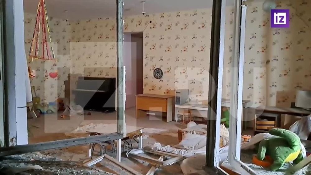 Детский сад в Ворошиловском районе Донецка третий раз за год усыпан стеклами из разбитых окон, деревянные рамы исцарапаны осколками, мягкие игрушки на полу помяты и засыпаны землей из разбитых горшков с цветами