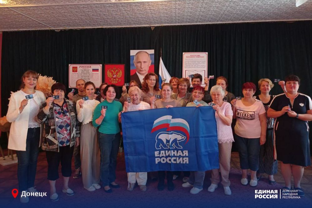 ЕР ДНР: + 2513. Партийные билеты и значки 2513 новым соратникам по партии вручили на прошлой неделе в Донецке, Макеевке, Торезе, Дебальцево, в прифронтовой Ясиноватой и других города Республики