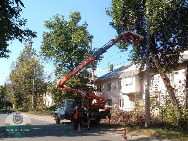 МУП АГМ «Перспектива» продолжает работы по восстановлению уличного освещения по улицам Коккинаки и Жуковского в городе Макеевке