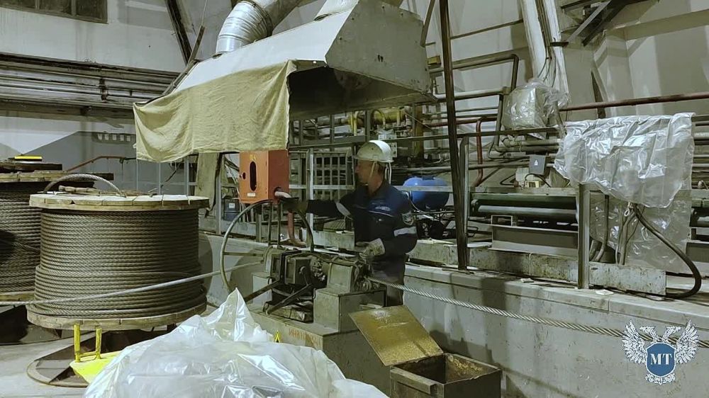 Владимир Тужилин осмотрел производственные мощности и материально-техническую базу Мариупольского морского торгового порта