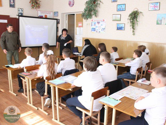 Сегодня, 18 сентября, в муниципальном общеобразовательном учреждении «Средняя школа № 7 города Макеевки» состоялась профилактическая беседа на тему: «Действия учащихся при артобстреле и обнаружении взрывоопасных предметов»