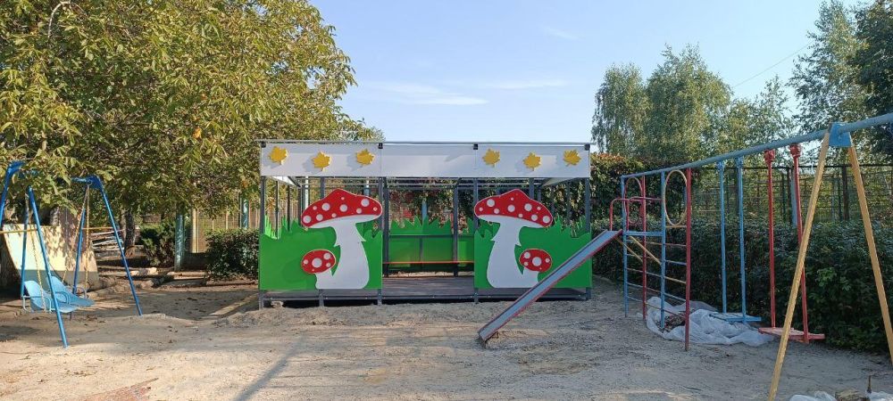 В детском саду «Сказка» в городе Комсомольское продолжается установка беседок