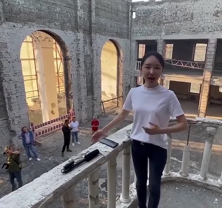 Видео с "Катюшей" в исполнении китайской певицы Ван Фан в стенах отстраивающегося Мариупольского театра посмотрели в разных источниках более 110 млн человек