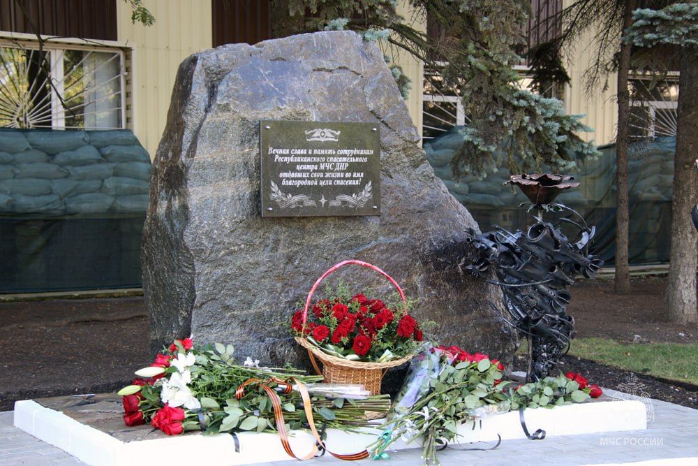 В Донецке открылся мемориал погибшим при исполнении долга сотрудникам МЧС