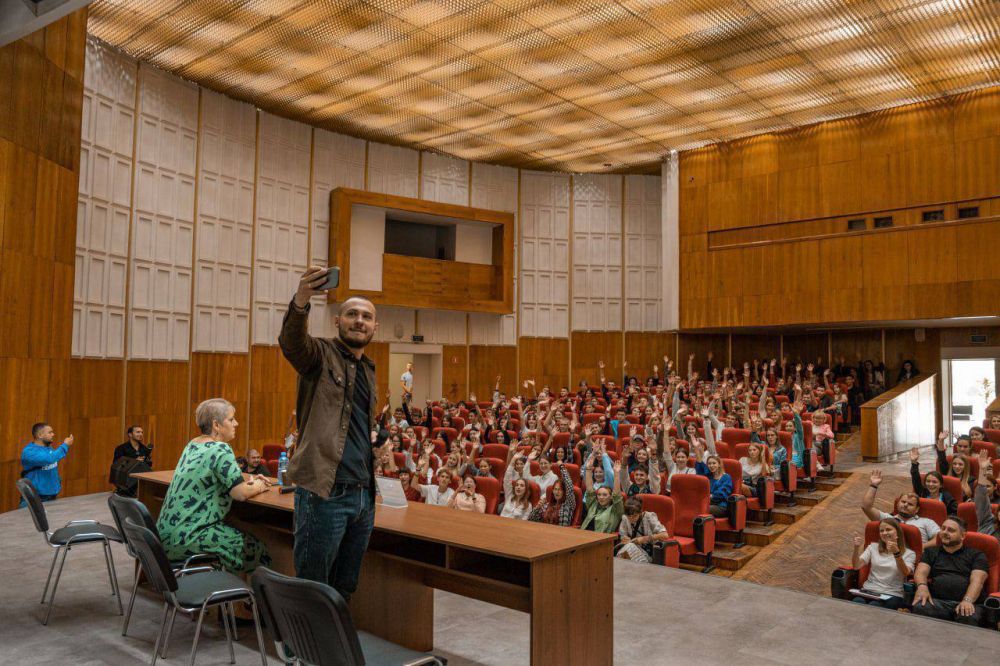 Кирилл Макаров встретился с первокурсниками Мариуполя