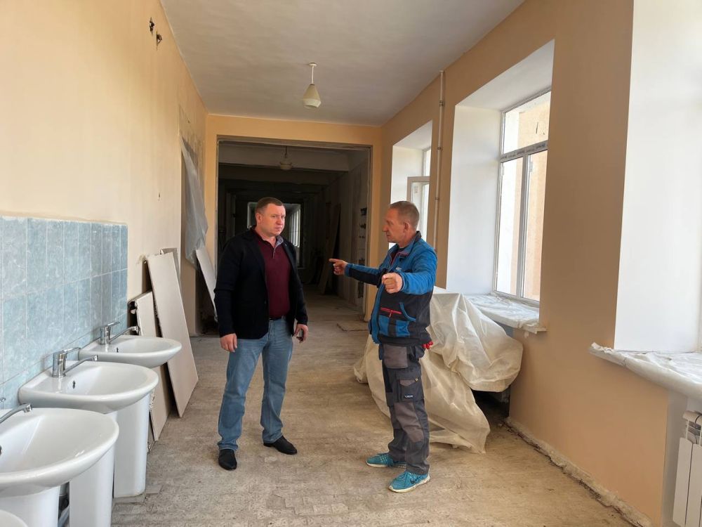Сергей Ермаков: Сегодня, 21 сентября, совершил рабочую поездку в МБОУ «Средняя школа №15 г. Снежное», где проводятся восстановительные работы согласно соглашению о сотрудничестве между Самарской областью и городом Снежное