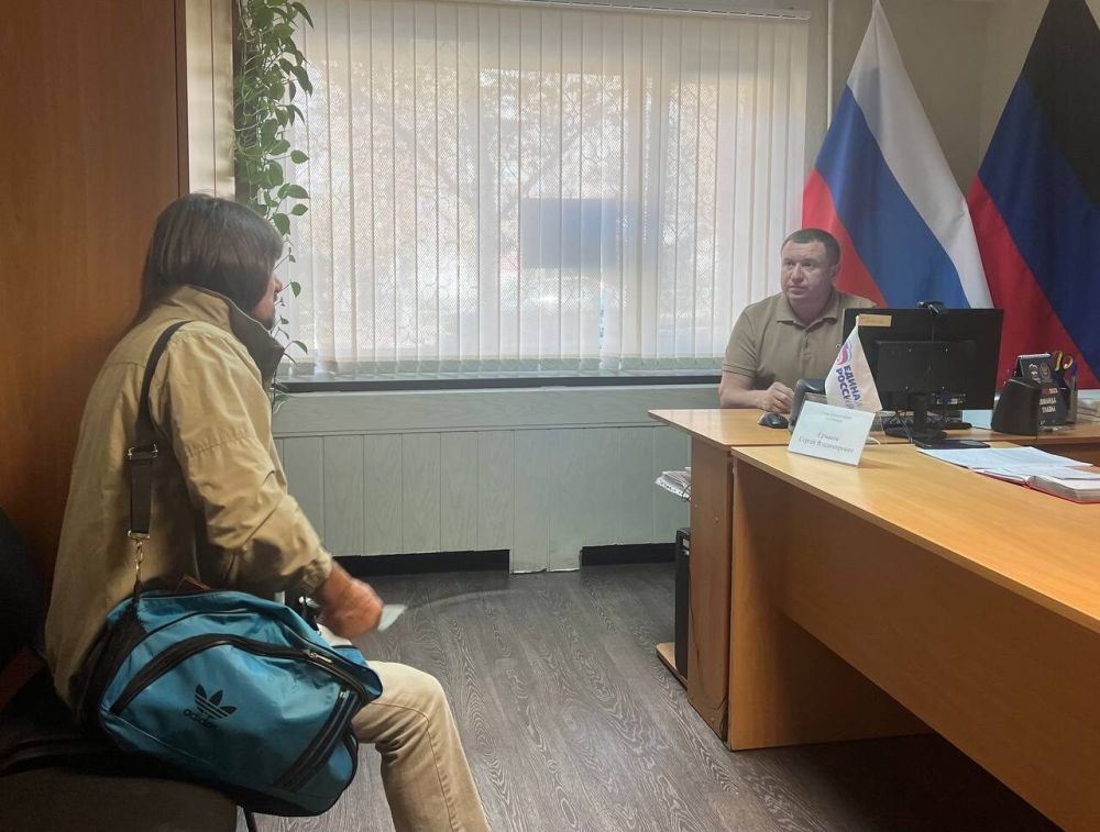 Сергей Ермаков: Сегодня, 22 сентября, провел приём граждан в общественной приёмной партии "Единая Россия" в г. Снежное