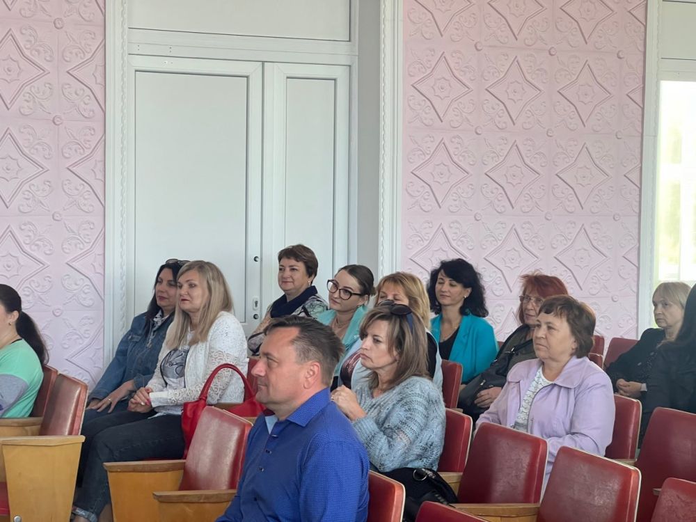 Сергей Ермаков: В торжественной обстановке сотрудники отдела образования, культуры, государственные служащие администрации города Снежное пополнили ряды Партии "Единая Россия"