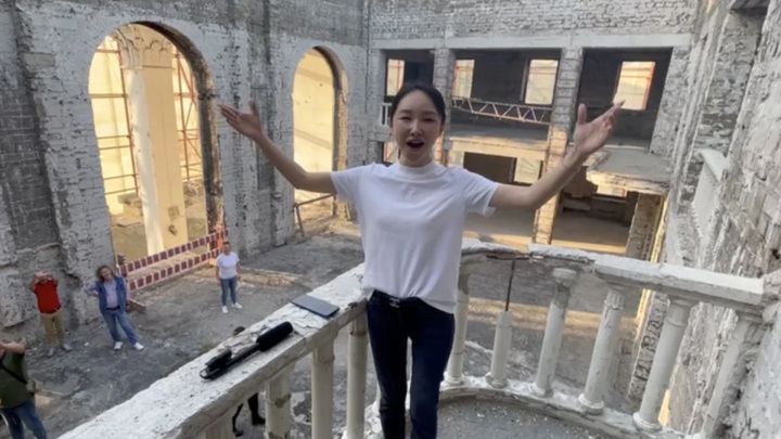 Китаянка спела "Катюшу" в Мариуполе. Видео набрало миллионы просмотров