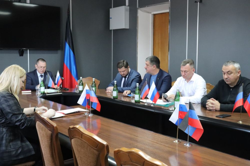 Сегодня состоялось второе заседание Енакиевского городского совета Донецкой Народной Республики первого созыва