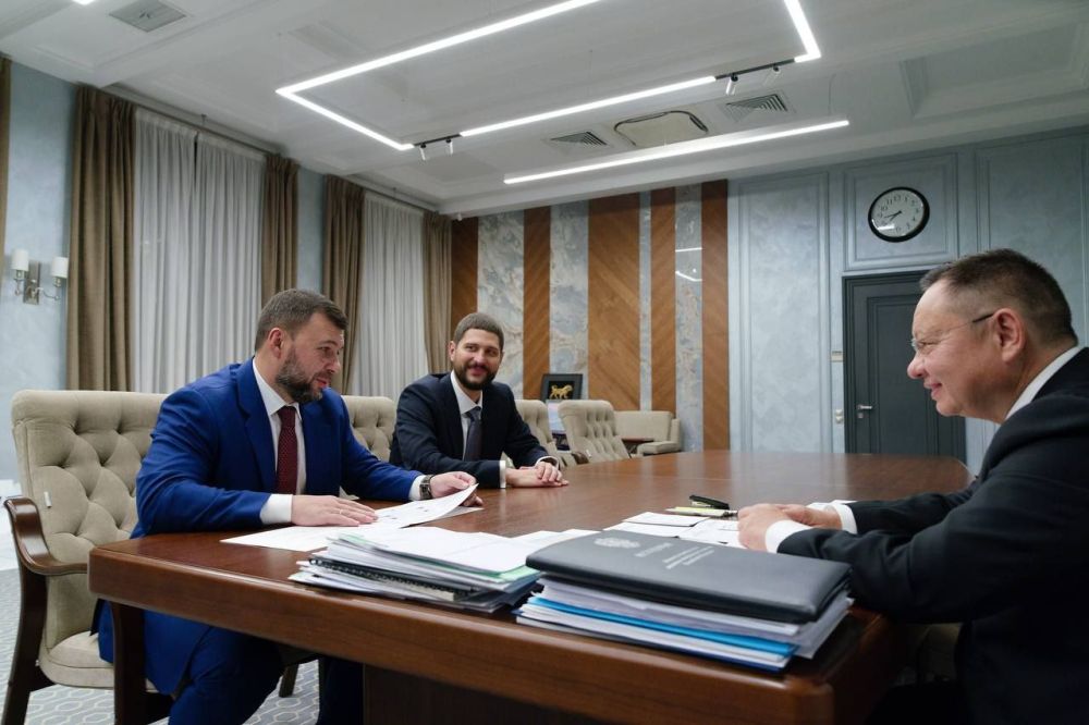 Вчера, 25 сентября, состоялась рабочая встреча Министра строительства и ЖКХ РФ Ирека Файзуллина, Главы ДНР Дениса Пушилина и сенатора Российской Федерации от законодательного (представительного) органа ДНР Александра Волошина