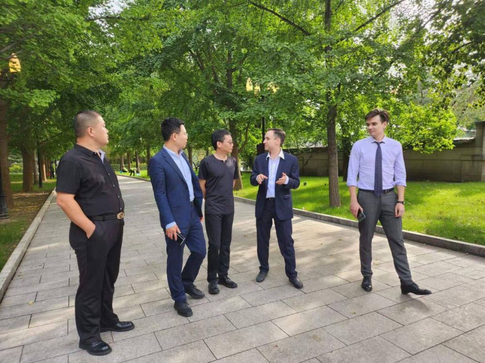 Блогеры из Китая, недавно посещавшие новые территории России по приглашению редакции Украина.ру, на днях были радушно приняты российским посольством в Пекине