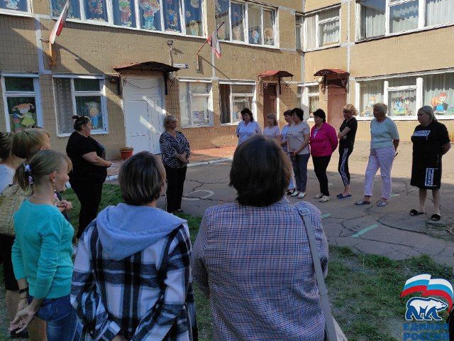 В Горняцком районе города Макеевки по адресу: м-н Мирный, 15а, (МДОУ «Ясли-сад № 194 общеразвивающего типа города Макеевки») состоялся сход граждан по месту жительства, который провела глава администрации Горняцкого района города Макеевки Оксана Москвита