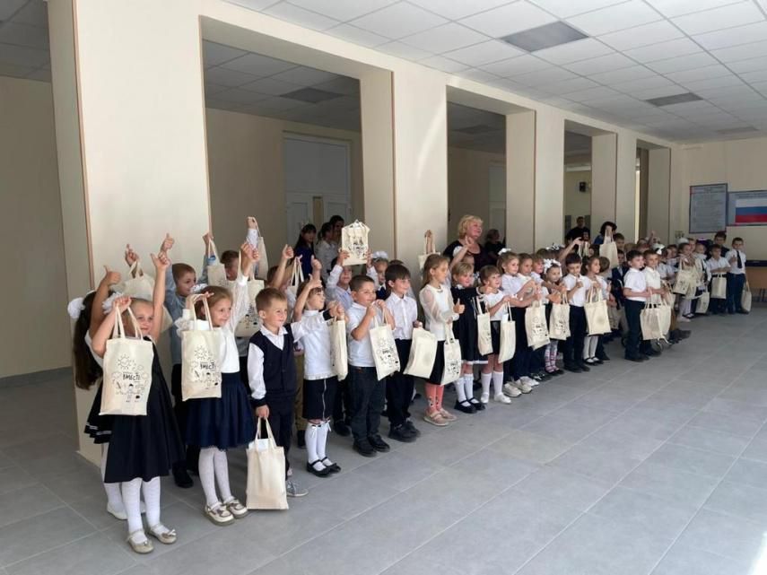 Подарки от Забайкалья вручили юным жителям Старобешевского района