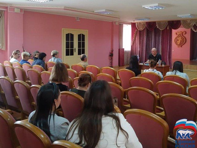 Первый заместитель главы администрации Советского района города Макеевки Сергей Савельев провел встречу с трудовым коллективом МБУ «Школа искусств № 2 им. А. Ханжонкова города Макеевки»