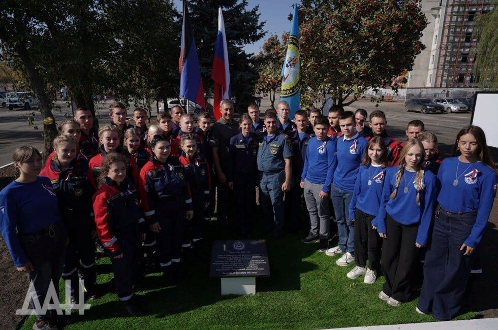 ДНР. В ДНР заложили «капсулу времени», ее откроют в день 30-летия воссоединения с РФ Мероприятие состоялось в Приморском парке города, там на месте установлен соответствующий памятный знак