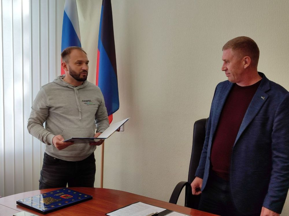 Вручил главе подшефного Володарского района Сергею Юзвинкевичу правительственную телеграмму от губернатора Липецкой области Игоря Артамонова с поздравлением
