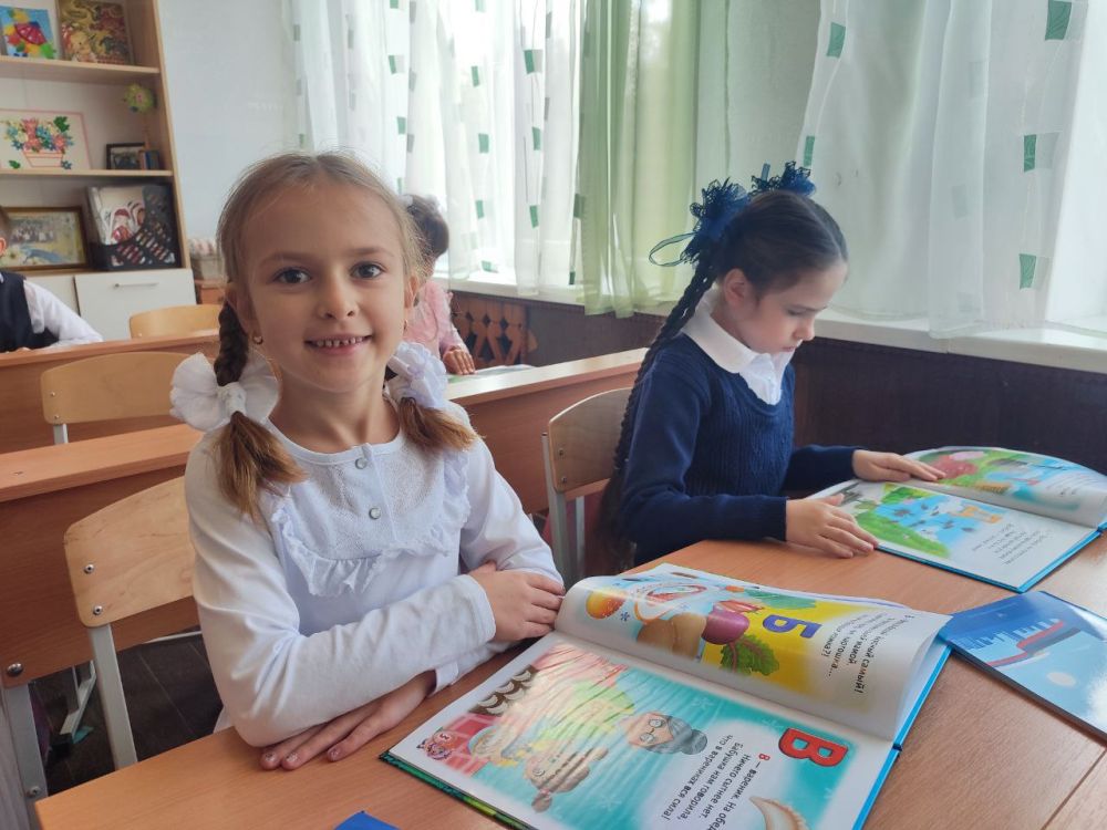 Сегодня, 5 октября, в рамках проекта «Новая школа» Всероссийской партии «Единая Россия», управляющий делами администрации города Харцызска Виктория Рогожина вручила первоклассникам — «Азбуку Донбасса»