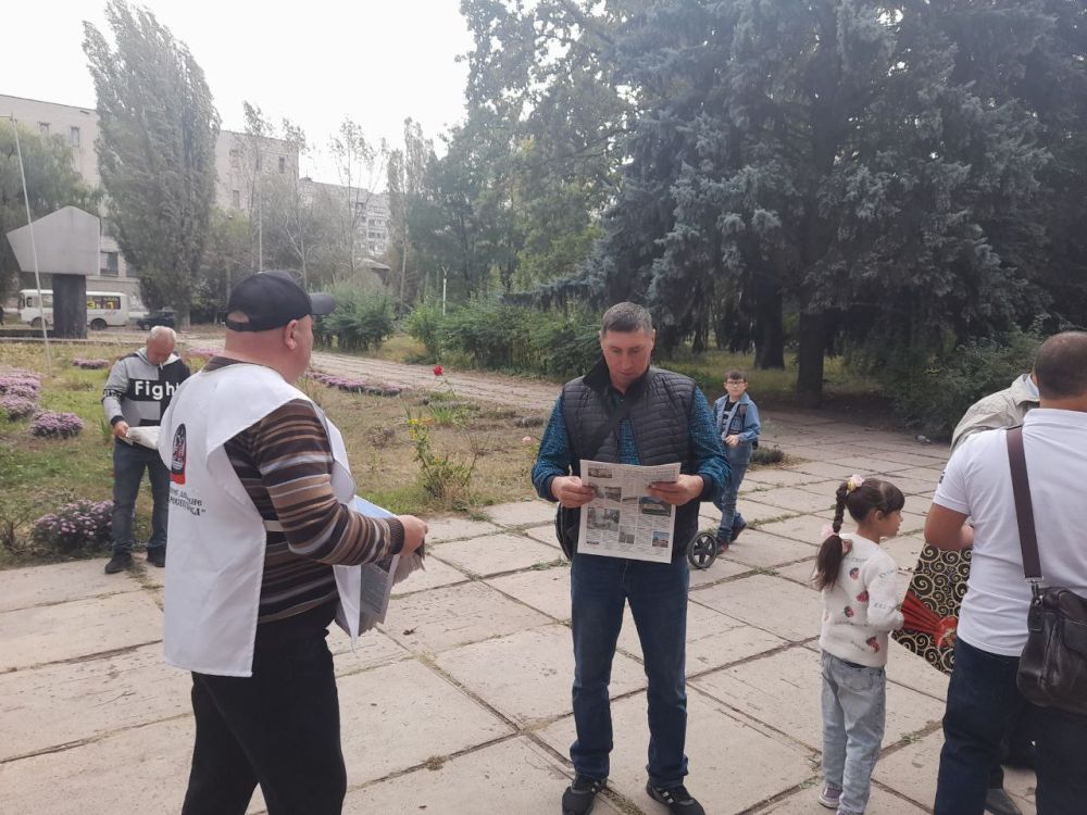 В Калининском районе Горловки продолжается раздача выпуска газеты ОД «ДР»