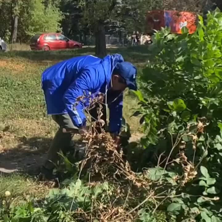 Не словом, а делом. Глава муниципального образования городского округа Макеевка Владислав Ключаров сегодня отлично потрудился на субботке в сквере родного города!