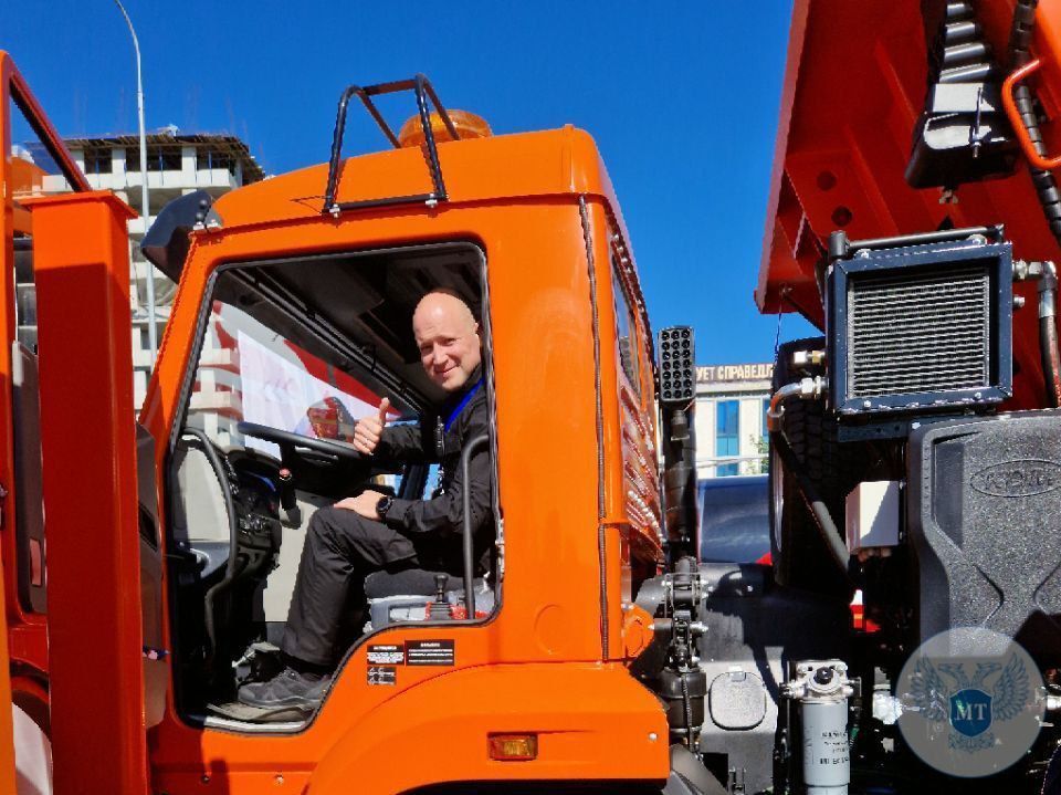 В рамках участия во Всероссийском Съезде работников дорожного хозяйства Владимир Тужилин посетил выставку дорожно-строительной техники