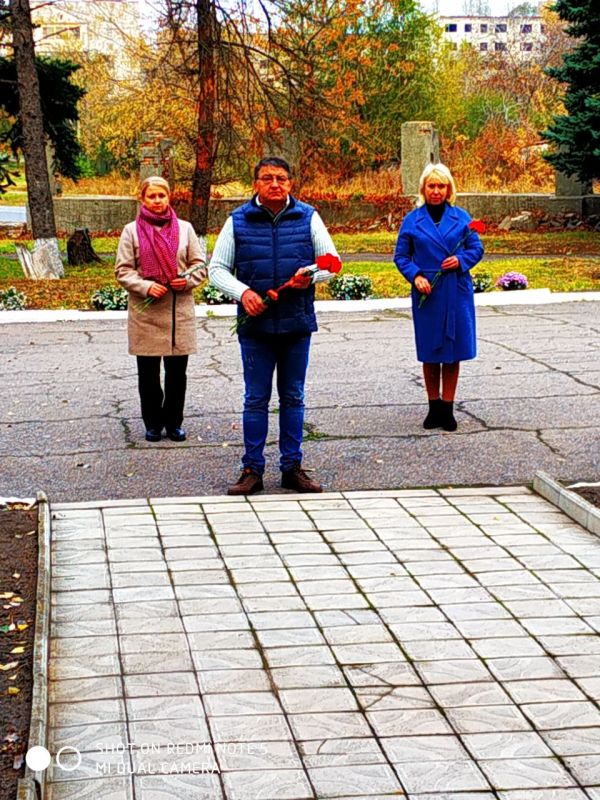 Ежегодно в России 22 октября отмечается литературный праздник «Белые журавли», который был учрежден народным поэтом Дагестана Расулом Гамзатовым как праздник духовности, поэзии и светлой памяти о павших на полях сражений во всех военных конфликтах