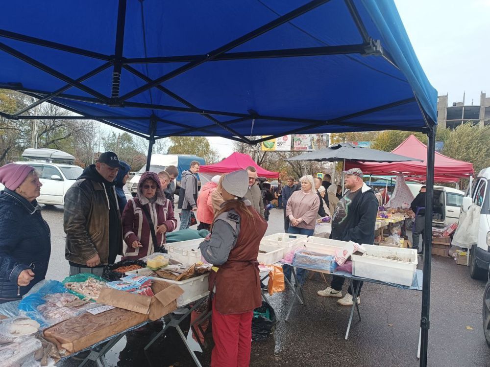 Сегодня 28 октября заместитель Председателя ДНР Васильев Владислав Викторович и заместитель Министра промышленности и торговли Козина Наталья Юрьевна посетили Ярмарку выходного дня в Куйбышевском районе города Донецка