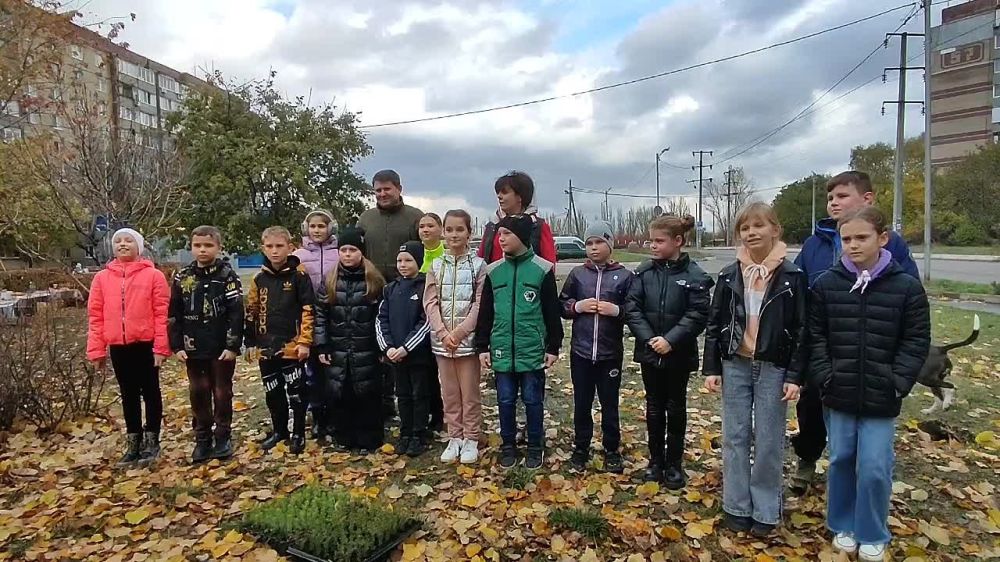 Перед началом высадки сеянцев, ребята рассказали главе городского округа Владиславу Ключарову замечательное стихотворение