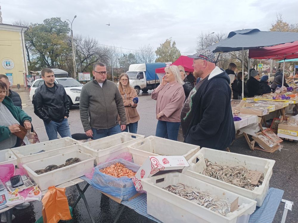 Вице-премьер Владислав Васильев и заместитель Министра промышленности и торговли Наталья Козина посетили сегодня Ярмарку выходного дня в Куйбышевском районе Донецка