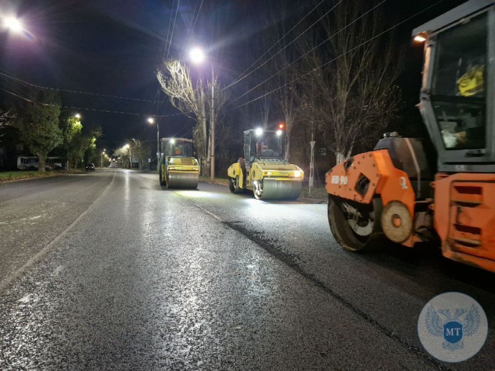 В Макеевке меняют дорожное покрытие на центральной улице ночью