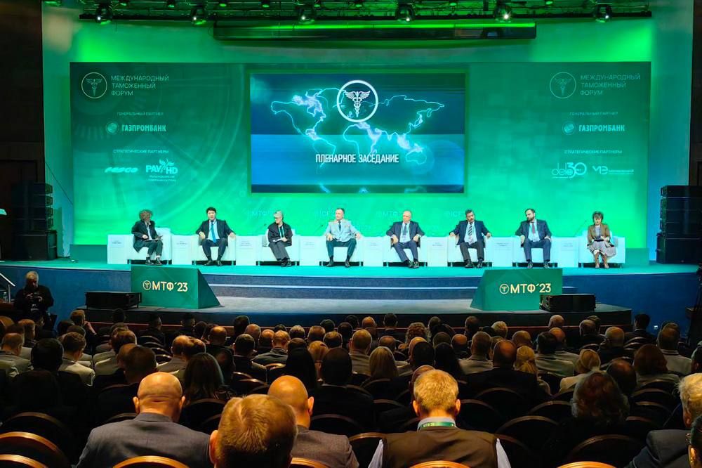 Денис Пушилин: В Москве проходит Международный таможенный форум, в котором принял участие вместе с сенатором Российской Федерации от ДНР Александром Волошиным