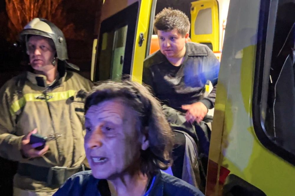 Кадры с места обстрела Донецка, в результате которого пострадала съемочная группа "Известий"