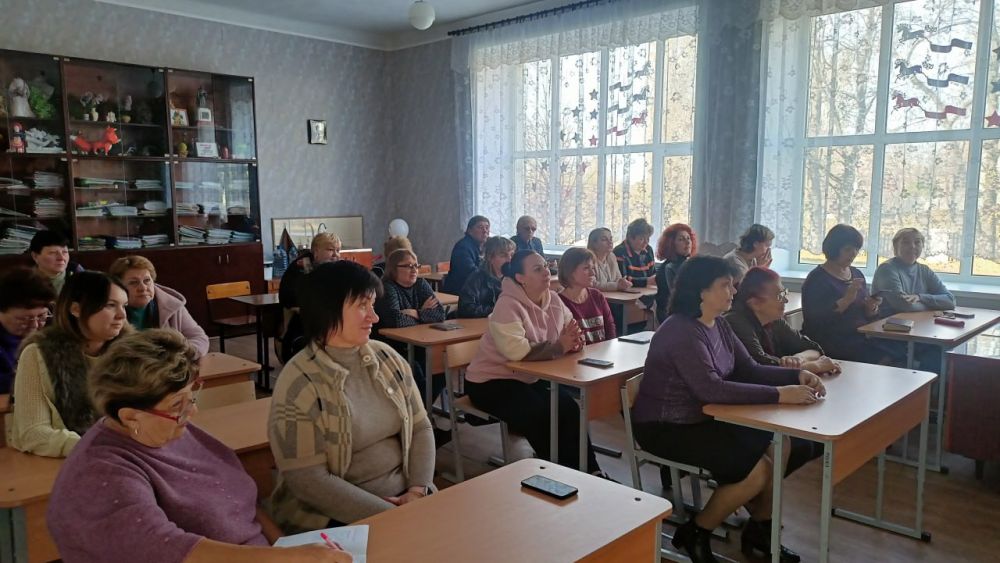 Проведена встреча главы. Сегодня, 1 ноября, глава муниципального образования городского округа Снежное Донецкой Народной Республики Сергей Ермаков провел выездную встречу с трудовым коллективом МБОУ «СРЕДНЯЯ ШКОЛА № 5 ГОРОДА СНЕЖНОЕ» ул. Терешковой, 14