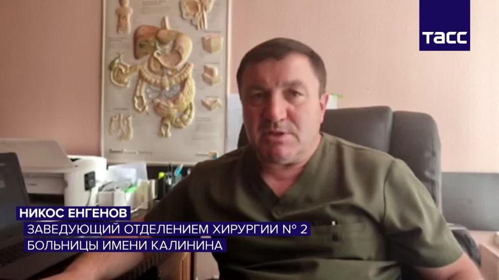 Корреспонденту "Известий" Евгению Быковскому, раненому из-за обстрела со стороны ВСУ в Донецке вечером 31 октября, провели вторую операцию, его состояние стабильное