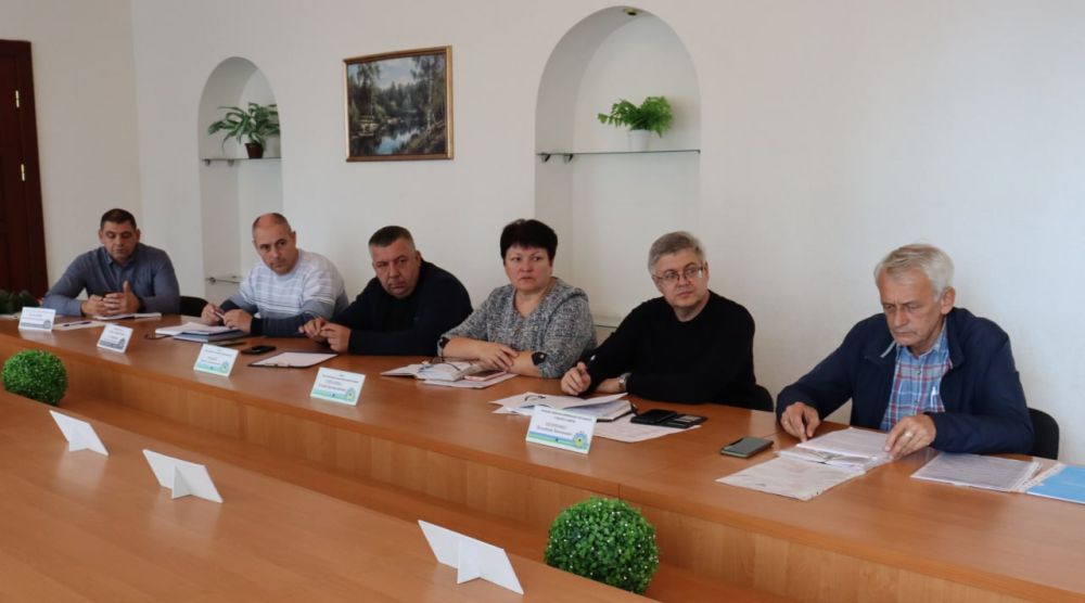 Дмитрий Лысенко: Сегодня, 2 ноября, заместитель главы администрации Александр Ставицкий провел рабочее совещание с руководителями предприятий коммунальной сферы города и представителями Приморского края