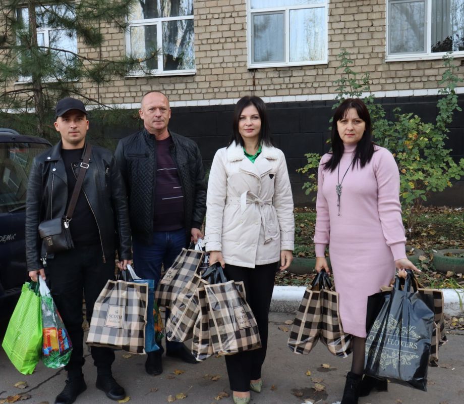 Дмитрий Лысенко: В преддверии Дня народного единства, представители администрации города Тореза поздравили военнослужащих, которые находятся на лечении