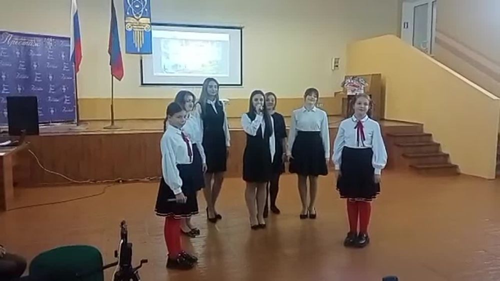 Ольга Колударова: В рамках проекта «Теплые встречи» вместе с Главой Макеевки Владиславом Ключаровым встретились накануне Дня народного единства с ребятами из Макеевского лицея № 2 «Престиж»