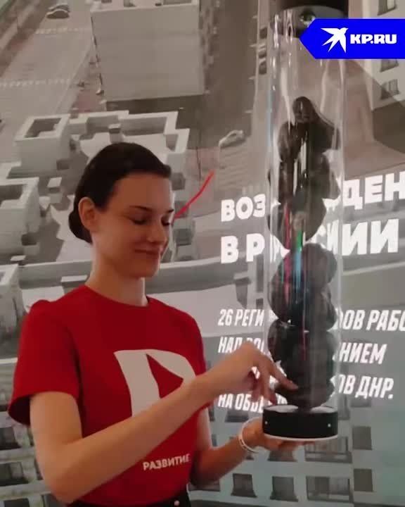 На форуме «Россия» на ВДНХ дарят уголек из ДНР. ДНР представила свой стенд на международной выставке-форуме «Россия» на ВДНХ