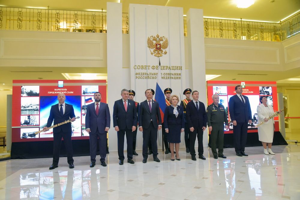 Городу воинской славы Мариуполю торжественно передали Меч Победы