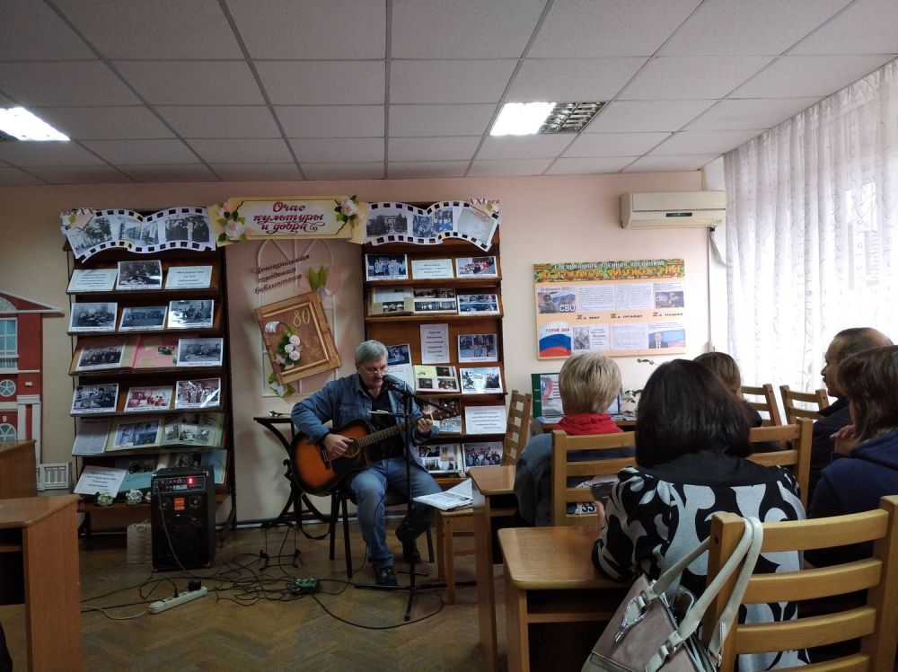 Состоялся творческий вечер Эдуарда Афанасьевича Бондаря в Центральной городской библиотеке города Енакиево