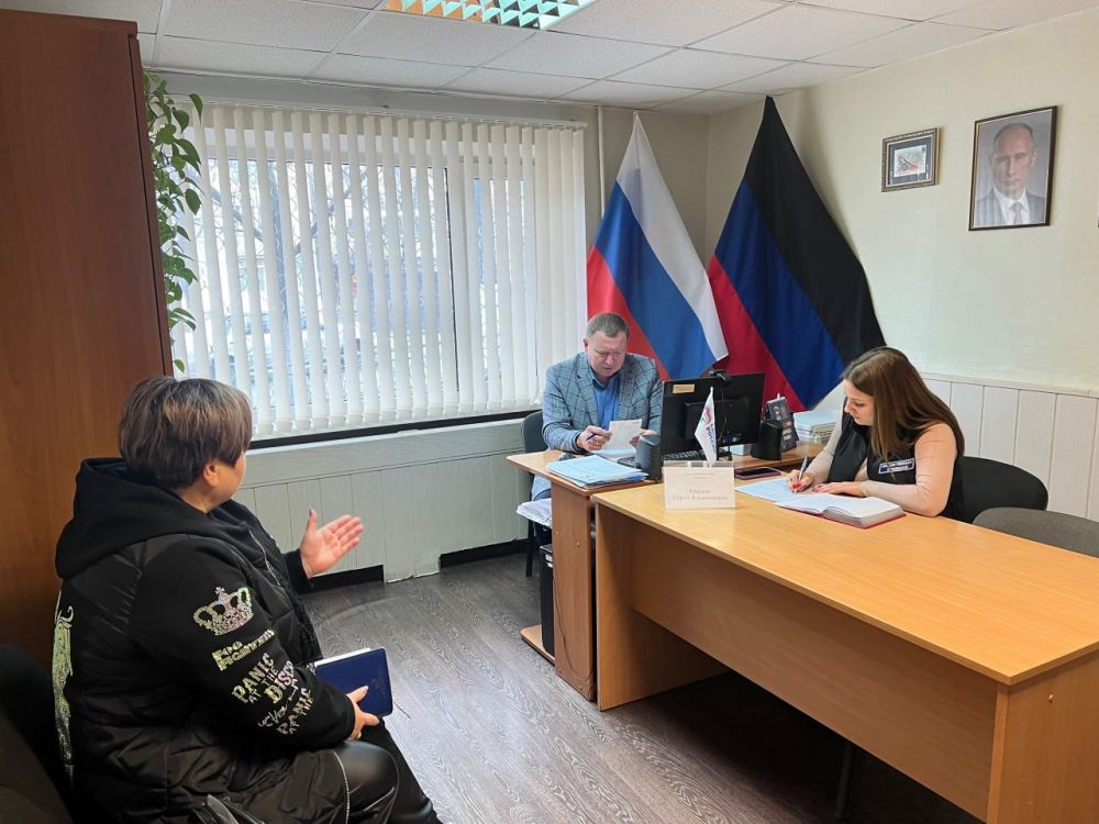 Сергей Ермаков: Провел приём граждан в общественной приёмной партии "Единая Россия" в г. Снежное