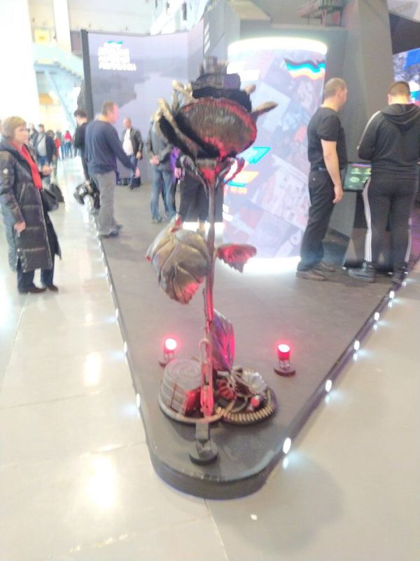 На выставке в ВДНХ показали розу, выкованную донецкими кузнецами из снарядов ВСУ