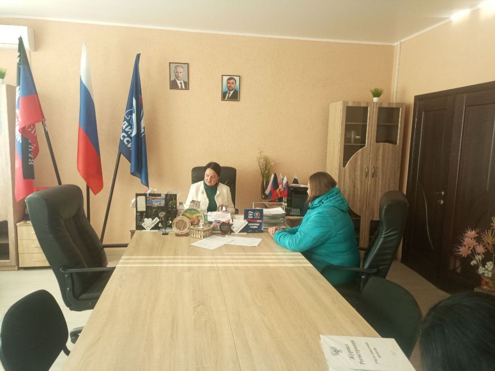 Сегодня, 16 ноября, заместитель главы администрации Волновахского района по социальным вопросам Снисаренко Елена Сергеевна провела прием граждан