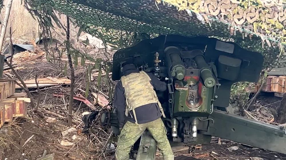 Расчет гаубицы Д-20 российских десантников под Соледаром в ДНР поразил скопление пехоты Вооруженных сил Украины и склады с боеприпасами, сообщили в Минобороны РФ