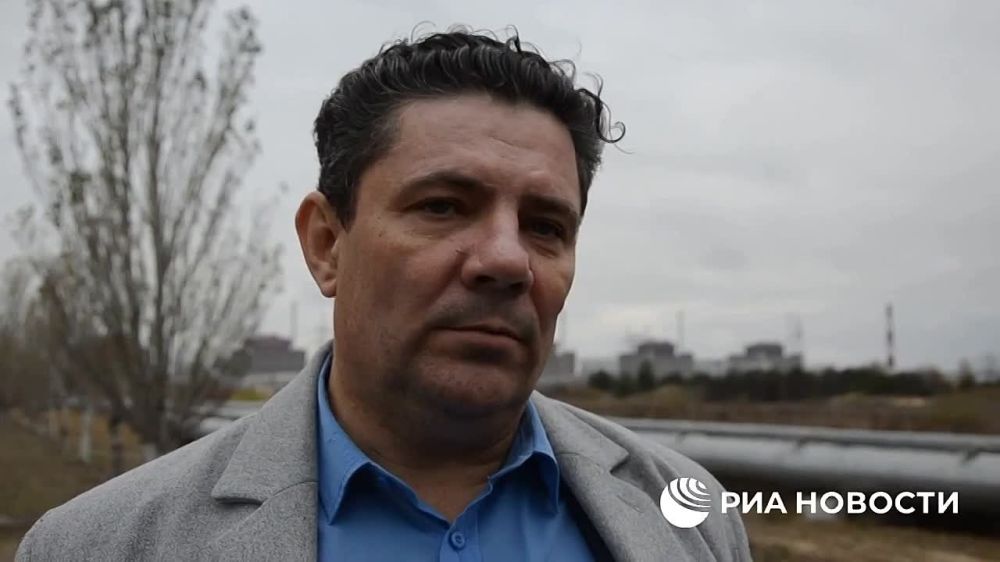 Руководство украинского «Энергоатома» оказывает психологическое воздействие на работников Запорожской АЭС, призывая не выходить на работу, заявил РИА Новости директор станции Юрий Черничук