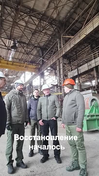 Вице-премьер Владислав Васильев посетил цеха "Азовмаша" и провел рабочее совещание