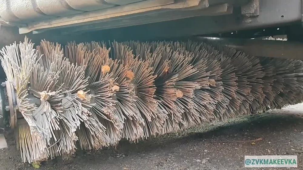 Владислав Ключаров: Макеевка готовится к зиме. Я провёл осмотр снегоуборочной техники, чтобы убедиться в готовности нашей команды к борьбе со снегопадом и гололёдом