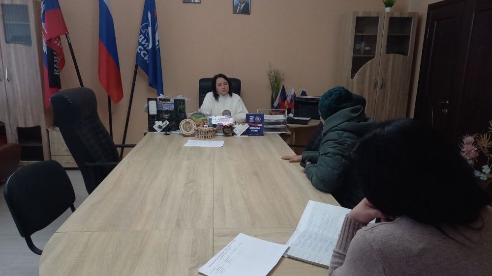 Сегодня, 23 ноября, заместитель главы администрации Волновахского района по социальным вопросам Снисаренко Елена Сергеевна провела прием граждан